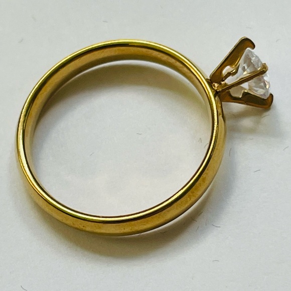 NWT Women's Stainless Steel Zircon Ring with Stone Size 11 - Picture 4 of 17